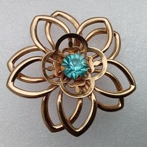Coro Vintage Gold Toned Metall Flower Brooch with A Light Blue Gem Center